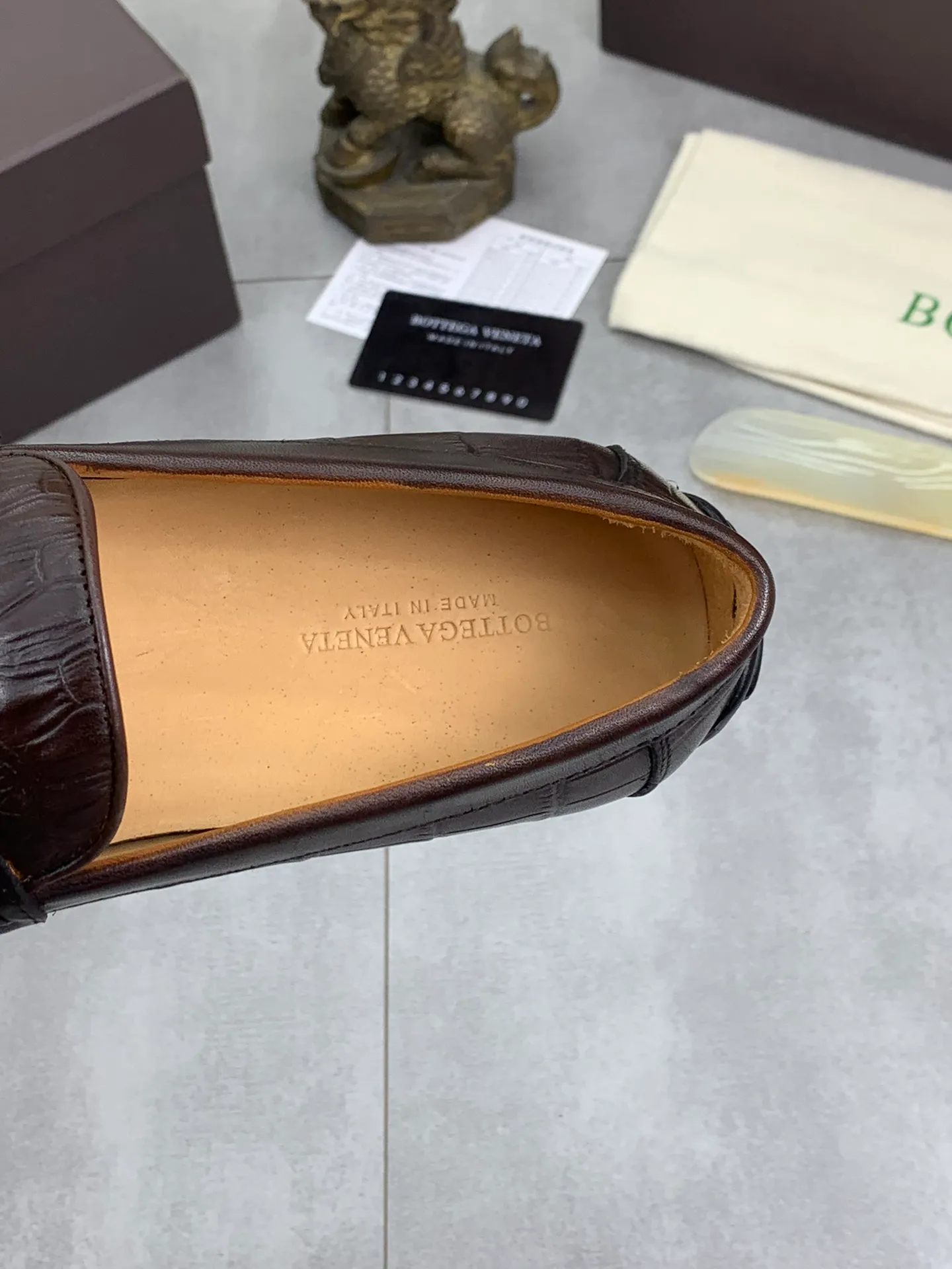 Men's shoes 💰P420 [New model] Water-dyed Niuli 💰High-quality business beanie shoes 💎💎💎 BOTTEGA VENETA official website synchronizes the latest top version of BV in the market, accepts material comparison, shoe type comparison, process comparison, practical and texture, versatile, suitable for any occasion, the more you look at it, the more it tastes. Purely hand-woven craftsmanship - Upper material, Italian 🇮🇹 imported crocodile pattern calfskin - High-quality water-dyed cowhide lining - Original private model customized outsole -Size: 39-44 (38 45 can be customized) Color: black or brown optional